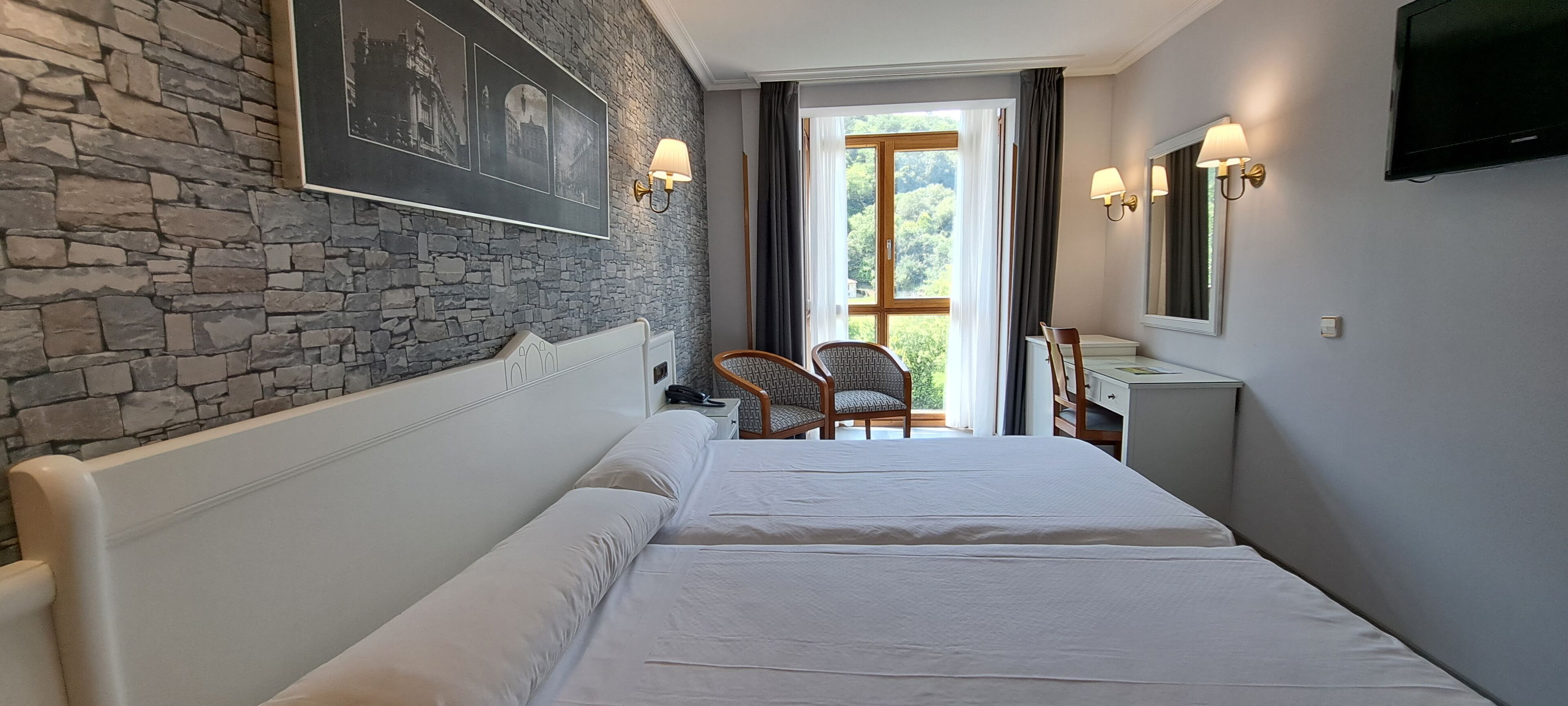 Minibar, escritorio, cortinas opacas y sistema de insonorización