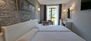 Minibar, desk, blackout drapes, soundproofing - Hotel Ciudad Cangas De Onis (Cangas de Onis)