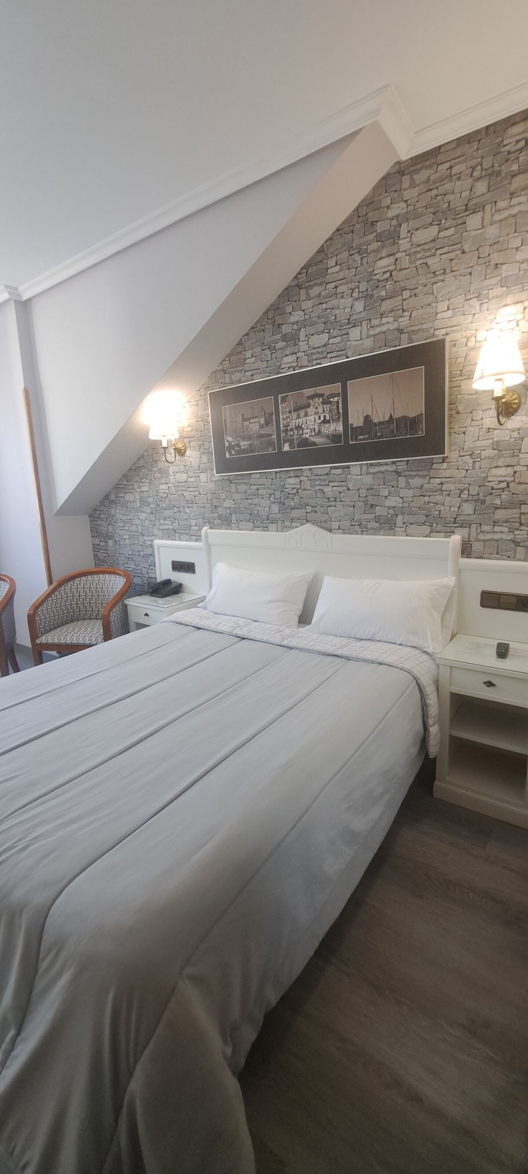 ميني بار ومكتب وستائر تعتيم وتجهيزات عازلة للصوت