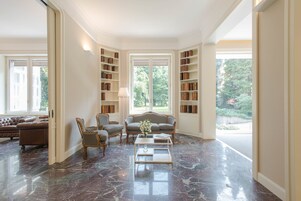 Coin salon dans le hall