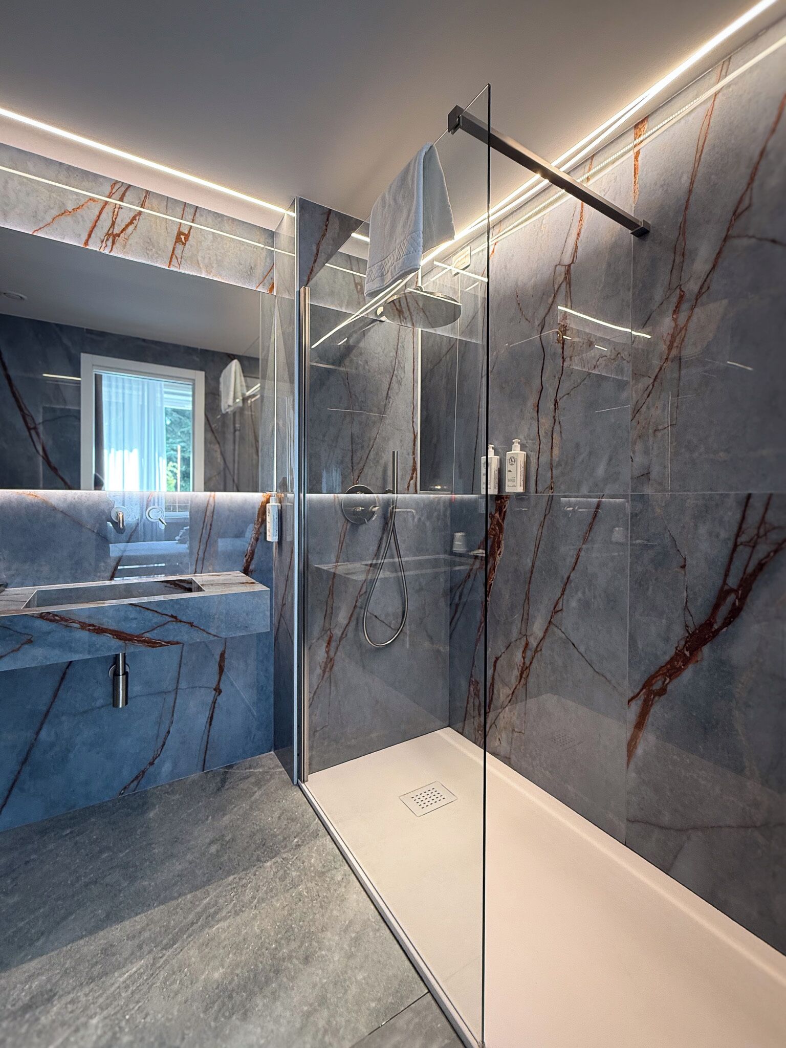 executive double room, park view | bathroom | shower, free toiletries, hair dryer, bidet