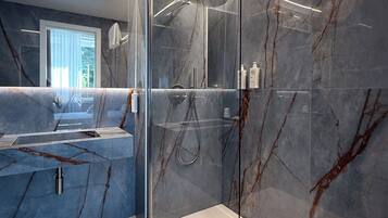 Kamar Double Eksekutif, pemandangan taman | Kamar mandi | Shower, perlengkapan mandi gratis, pengering rambut, dan kloset