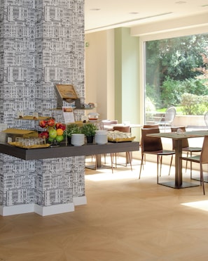 Petit déjeuner buffet (12 EUR par personne)