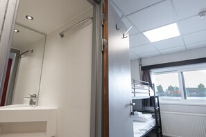 Quadruple Room | Bathroom | Free toiletries, hair dryer, towels, soap - Botel (Amsterdam)