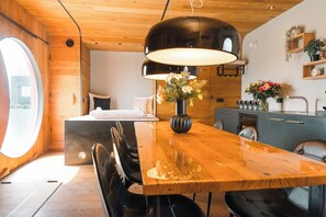 Loft exclusiu | Roba de llit hipoal·lergògena i cortines opaques 