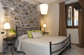 Standard Double or Twin Room | Minibar, in-room safe, desk, soundproofing - Hotel Monti (Lamporecchio)