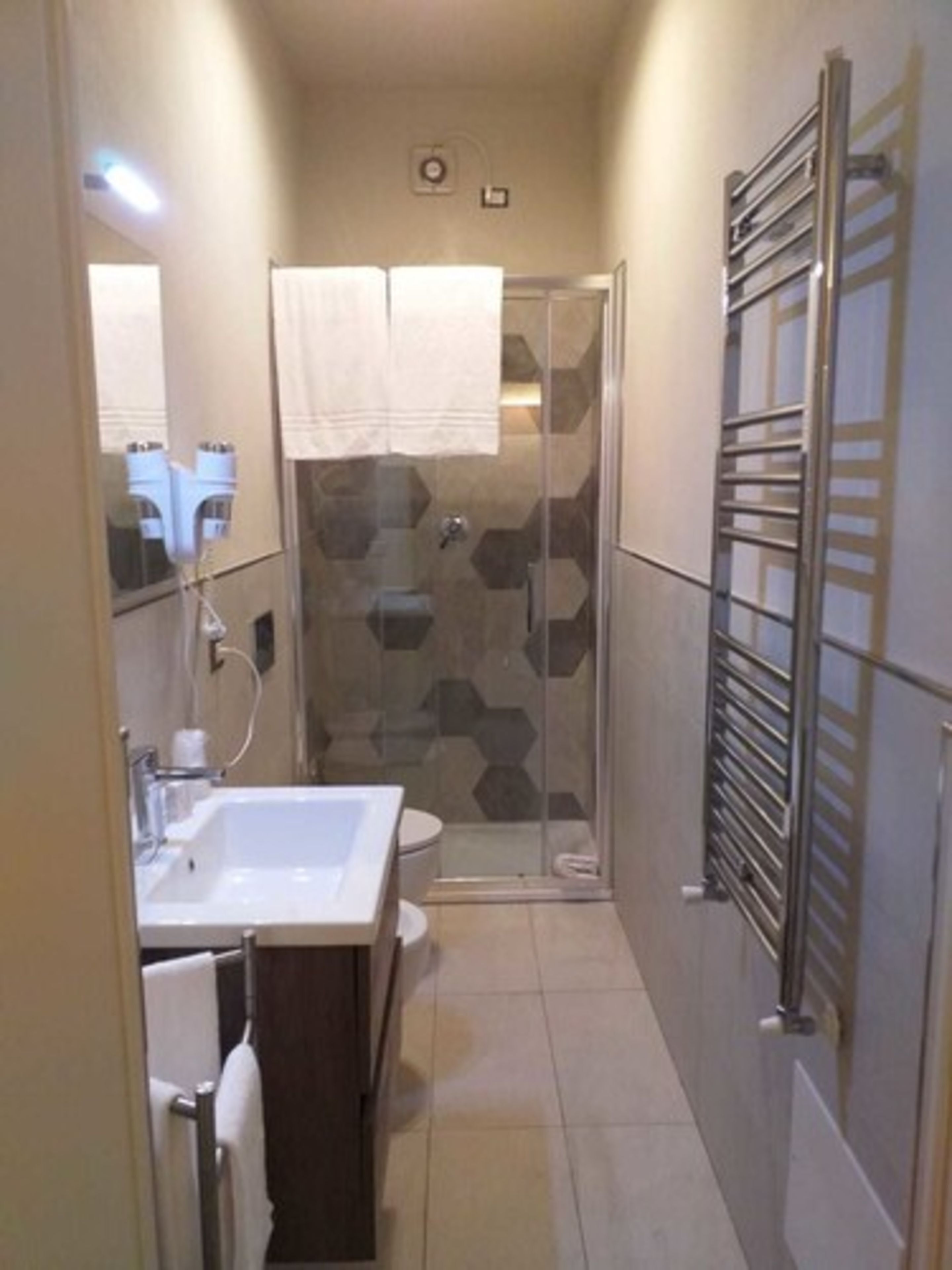 classic double or twin room, balcony | bathroom | shower, free toiletries, hair dryer, bidet