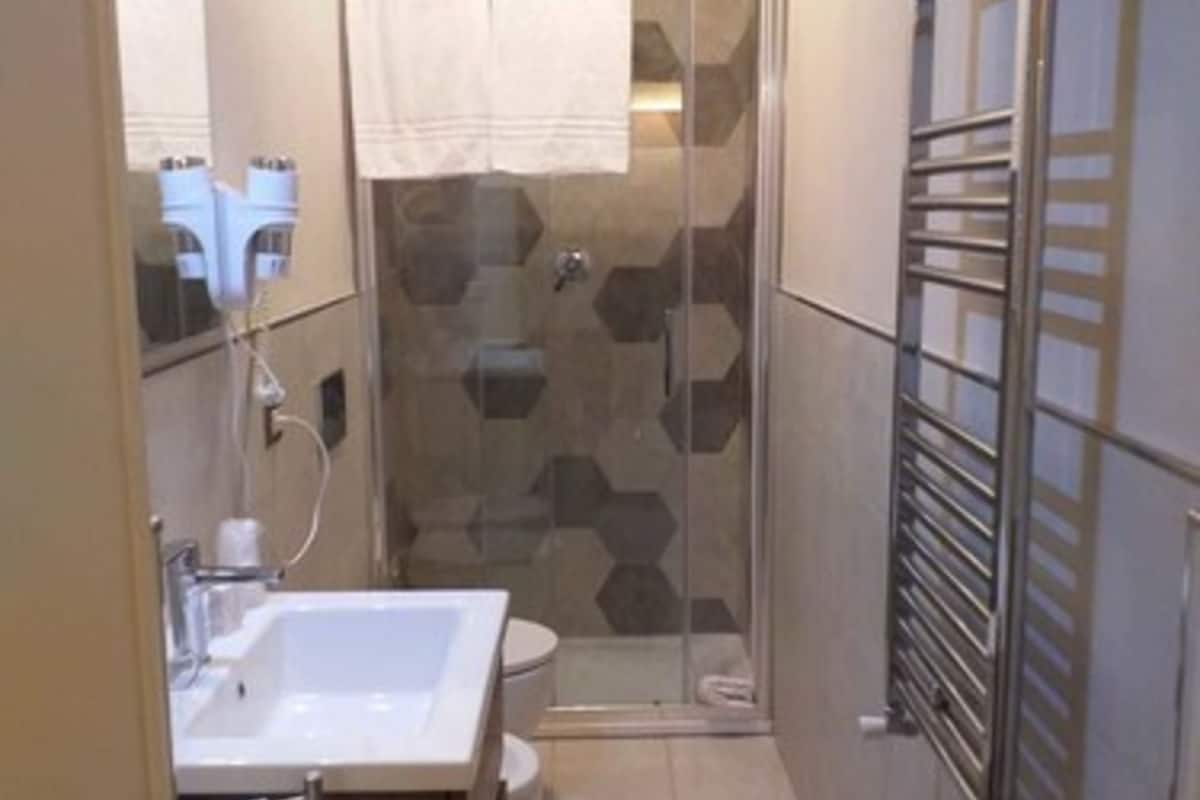 classic double or twin room, balcony | bathroom | shower, free toiletries, hair dryer, bidet