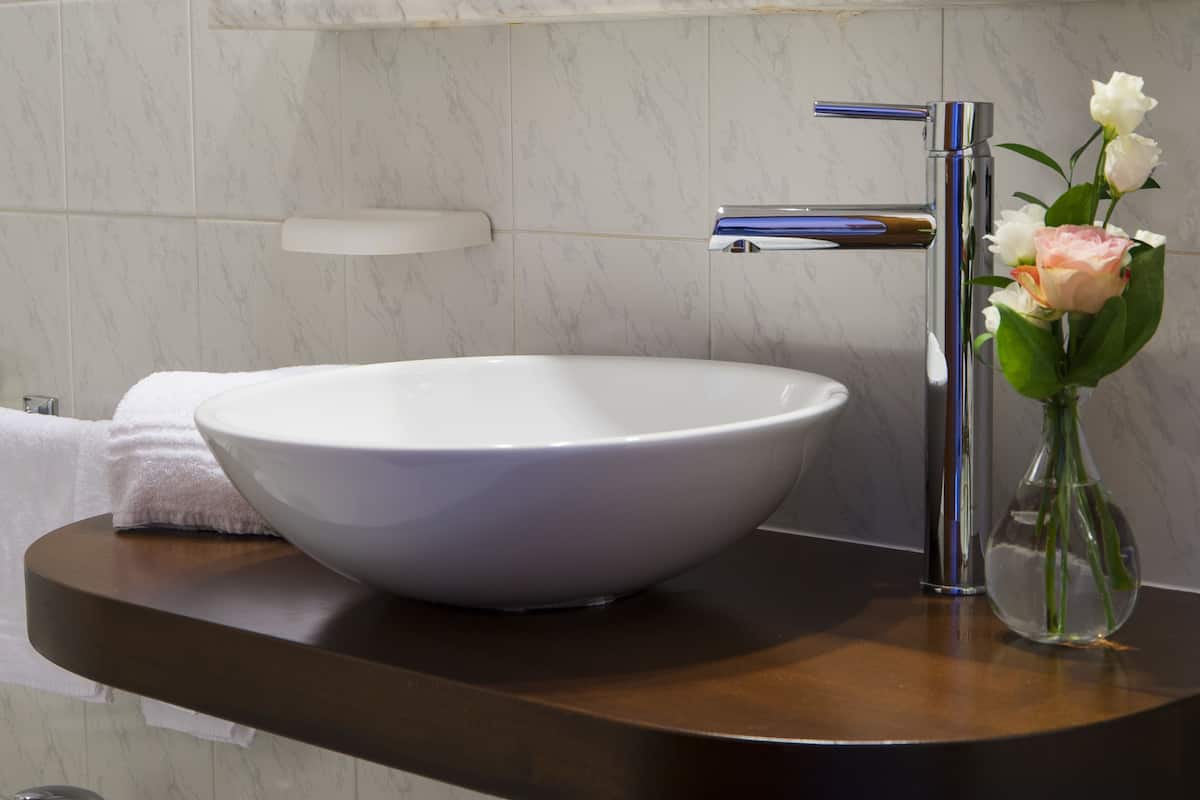 shower, free toiletries, hair dryer, bidet