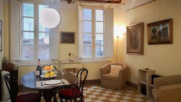 Apartemen Romantis, gedung tambahan (via Buia 32 1st Floor) | Selimut bulu angsa, brankas, didekorasi berbeda-beda, dan meja kerja