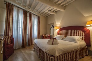 Camera Classic con letto matrimoniale o 2 letti singoli | Copriletto in piuma, una cassaforte in camera, con stile personalizzato