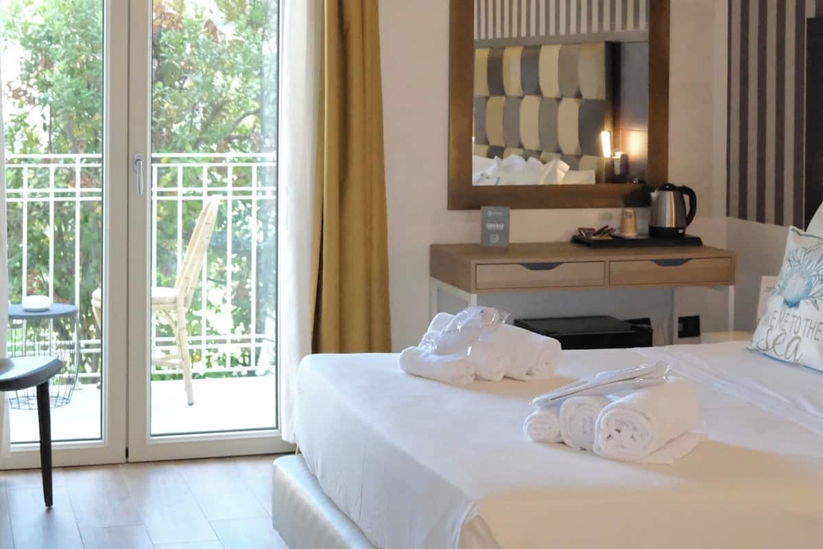 Deluxe kamer | Hypoallergeen beddengoed, donsdekens, een minibar, een kluis op de kamer