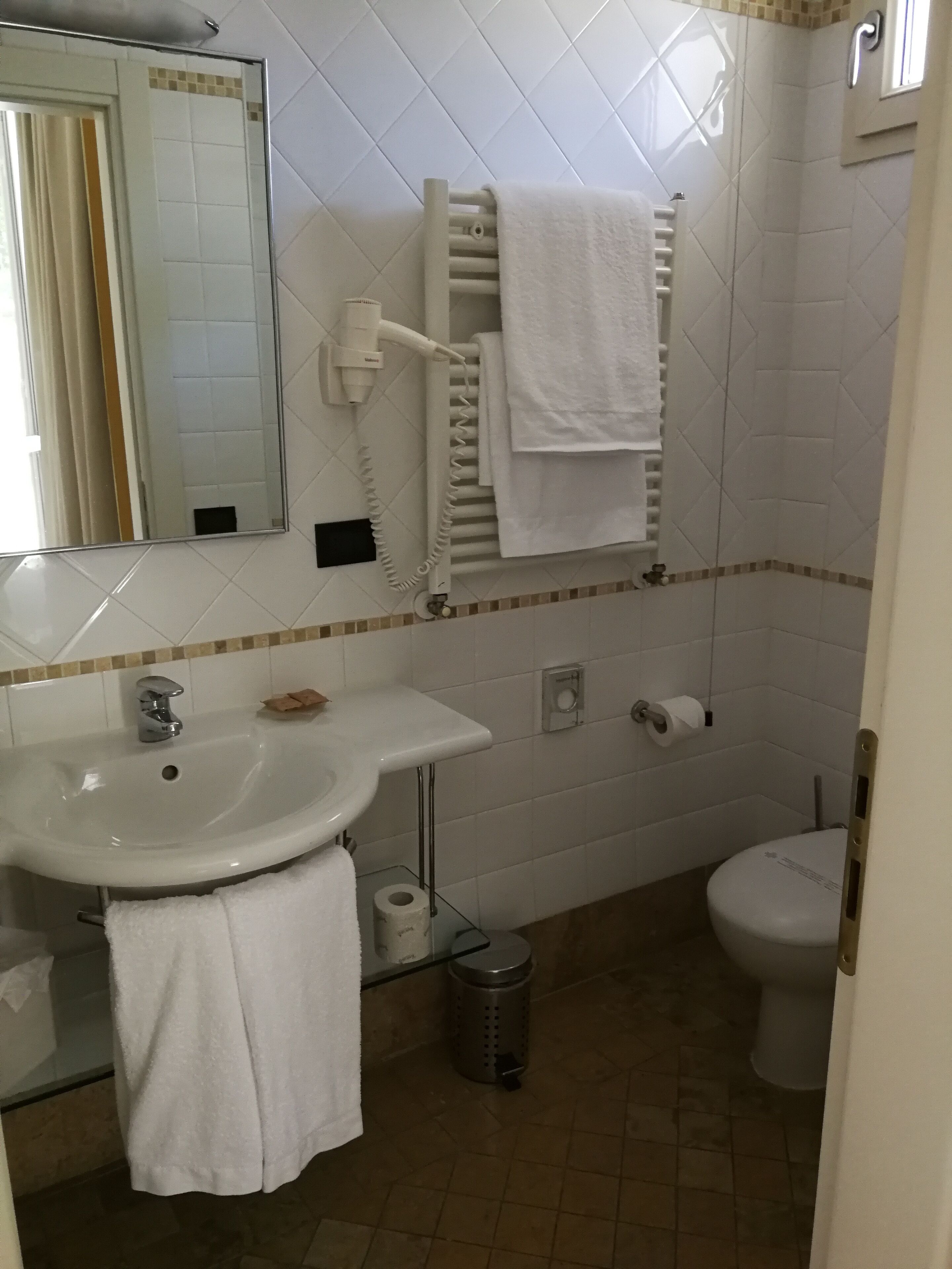 camera superior | bathroom | shower, free toiletries, hair dryer, slippers