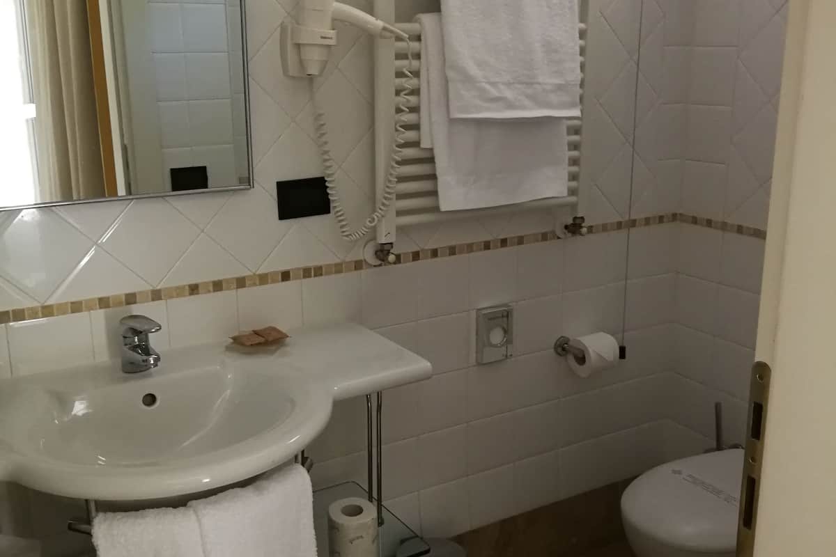 camera superior | bathroom | shower, free toiletries, hair dryer, slippers