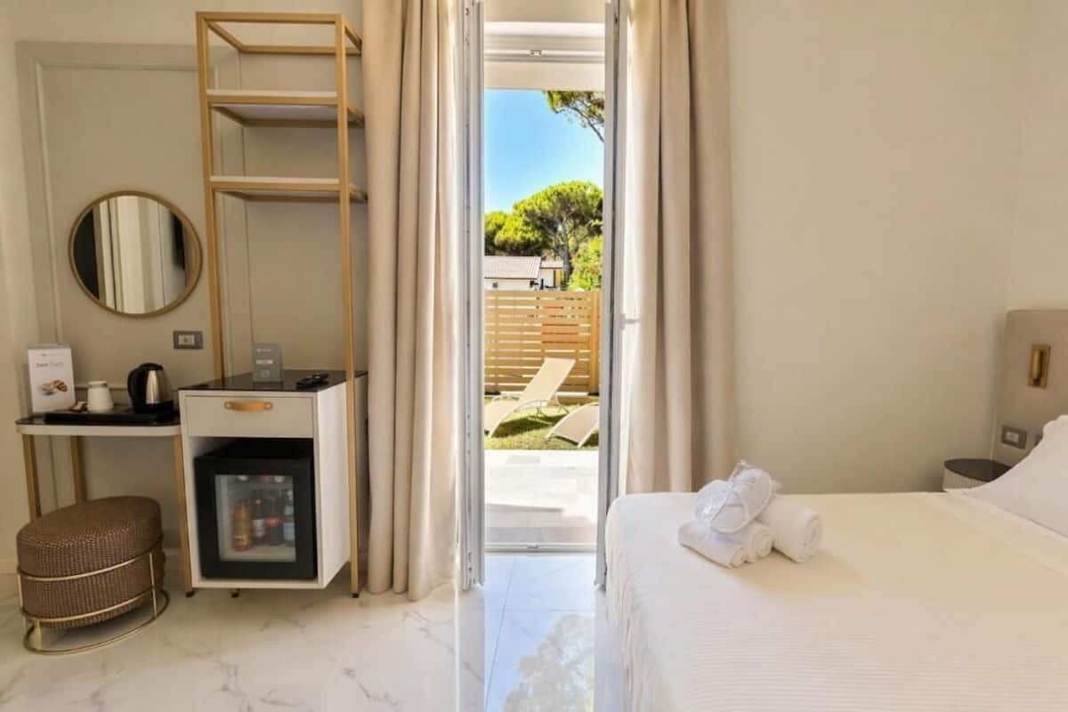 Deluxe kamer, uitzicht op tuin | Hypoallergeen beddengoed, donsdekens, een minibar, een kluis op de kamer