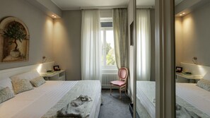 Standard Double Room | Minibar, in-room safe, desk, soundproofing