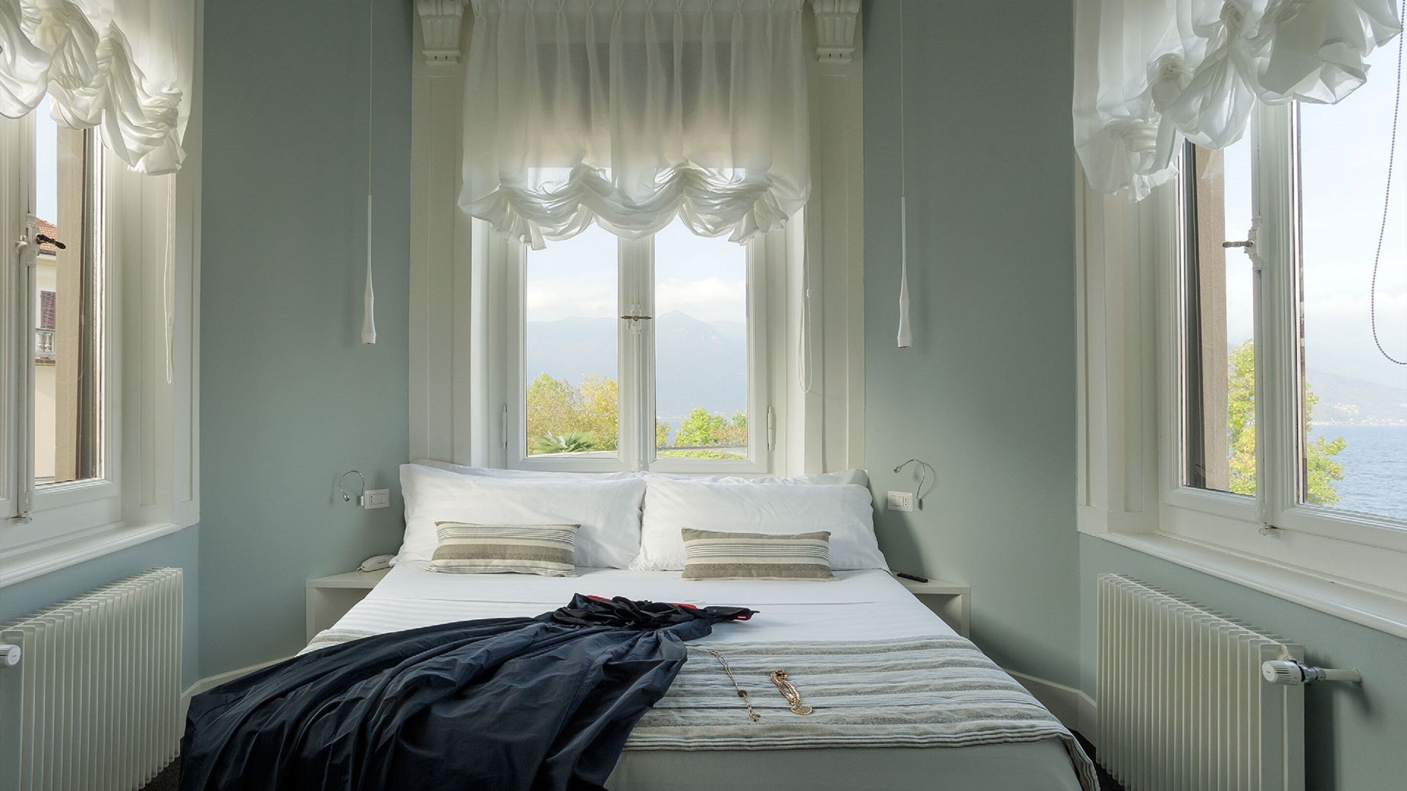 luxury suite, lake view | minibar, in-room safe, desk, soundproofing