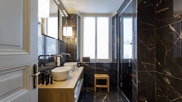 Suite | Bathroom | Hair dryer, towels