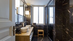 Suite | Bathroom | Hair dryer, towels - Camin Hotel Luino (Luino)