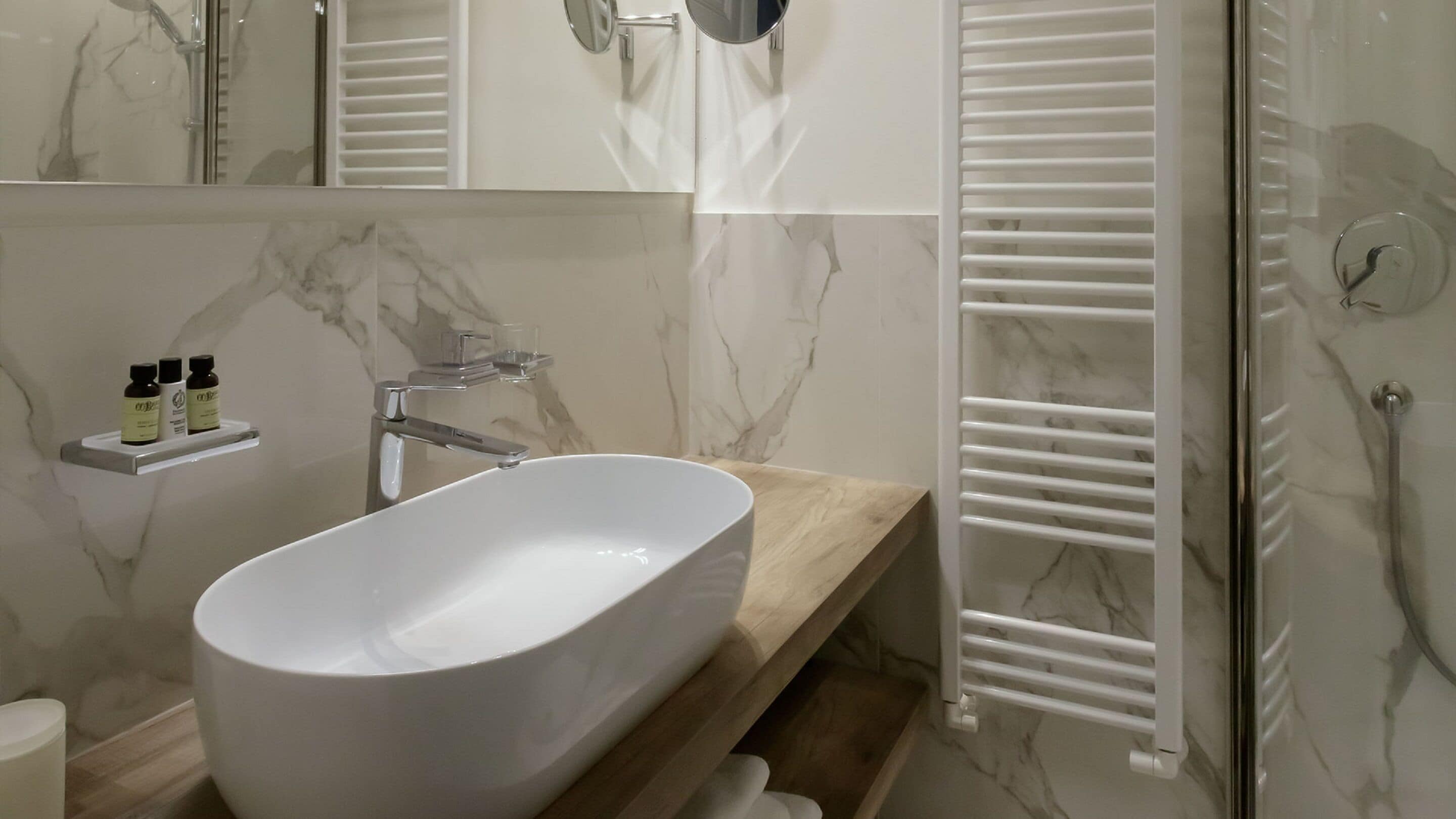Un baño moderno con una bañera independiente, un tocador con espejo y una cabina de ducha de vidrio.