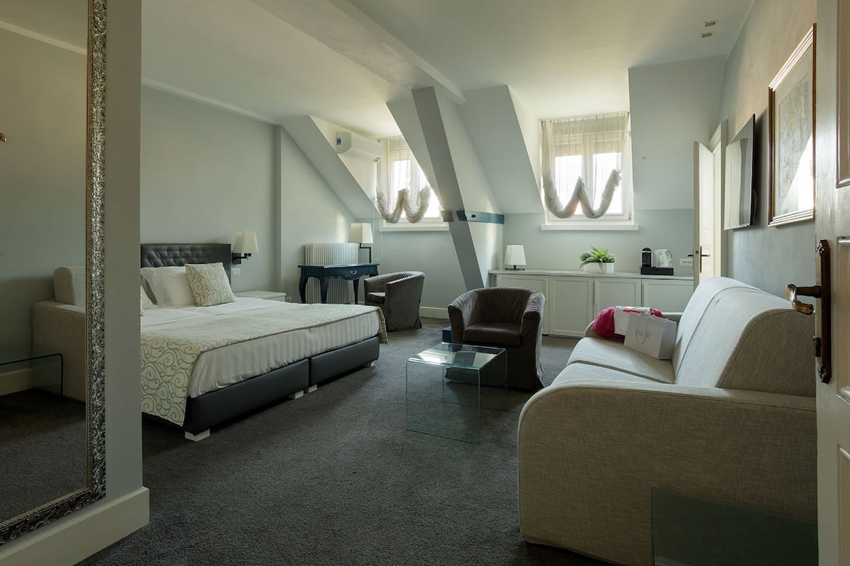 Junior Room | 1 bedroom, minibar, in-room safe, desk