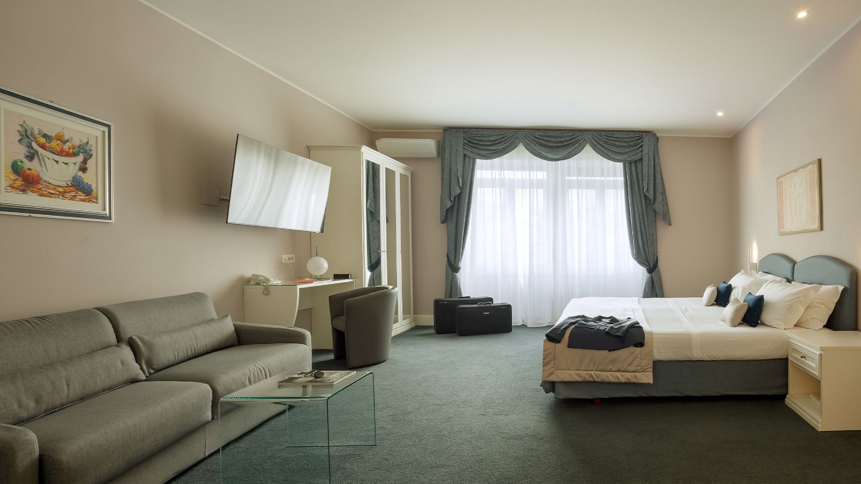 迷你吧、客房內保險箱、書桌、隔音