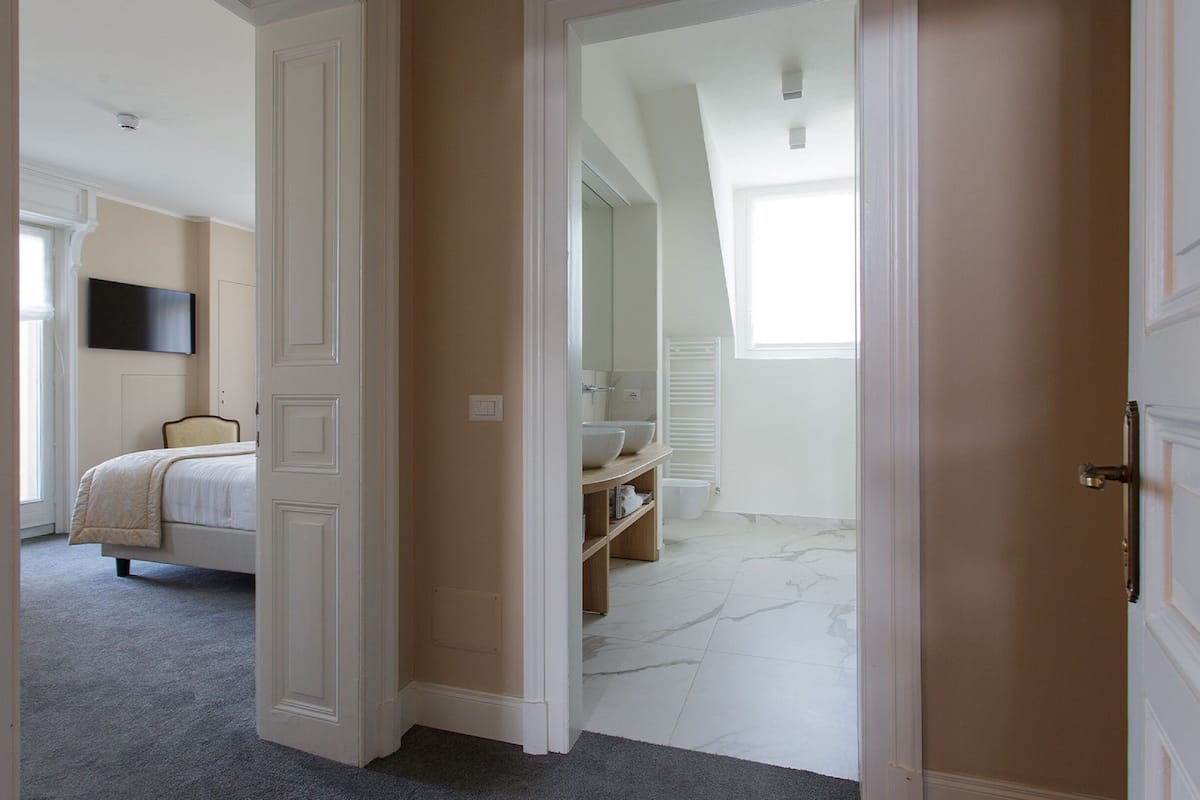 Deluxe Room, Lake View | 1 bedroom, minibar, in-room safe, desk