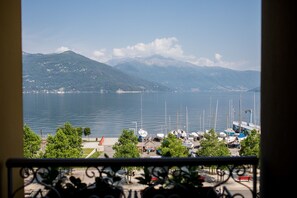 A marina with boats and yachts, a mountainous backdrop, and a clear sky. - Camin Hotel Luino (Luino)