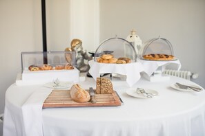 Tägliches inbegriffenes kontinentales Frühstück