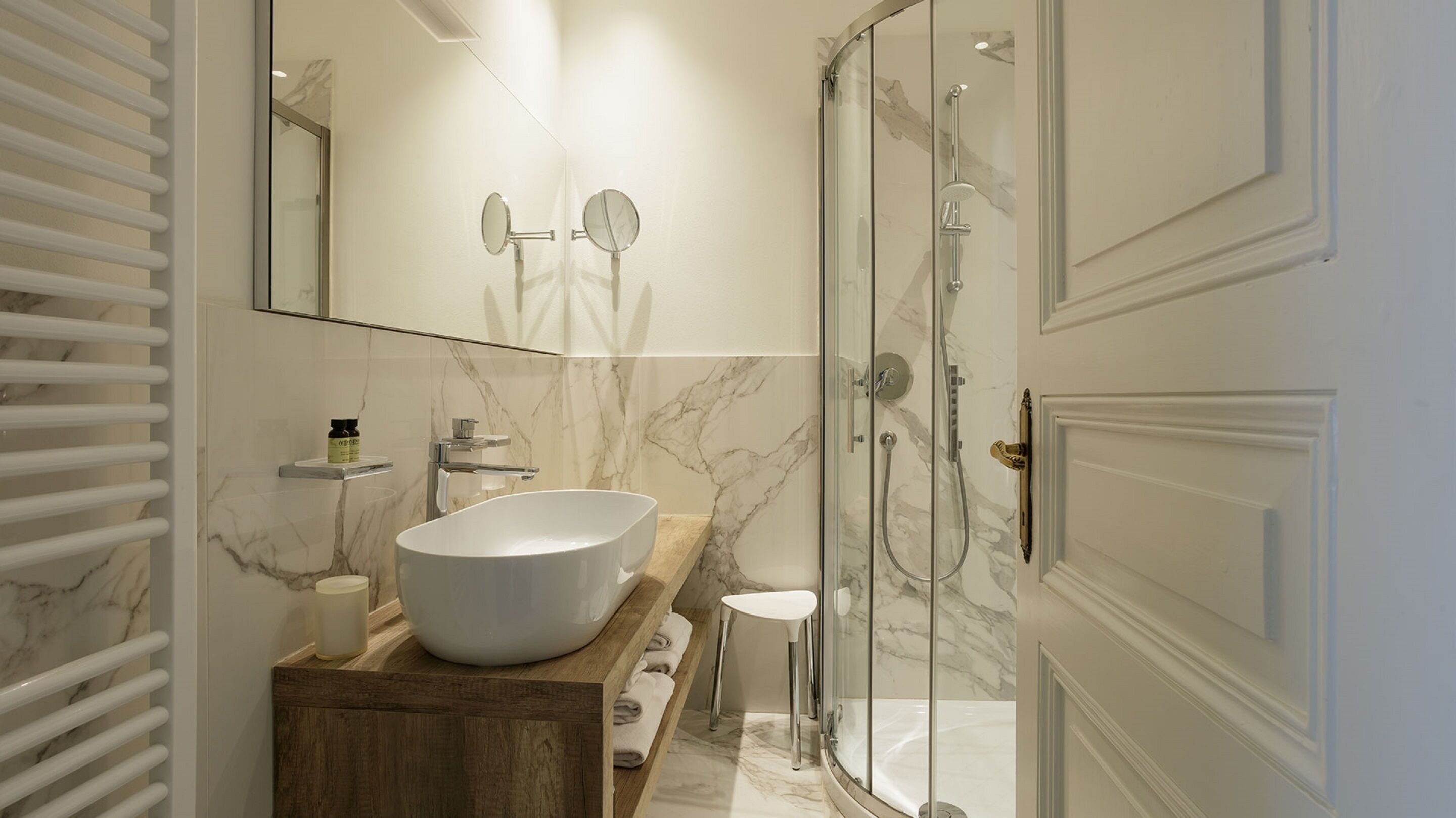 deluxe double room | bathroom | hair dryer, towels