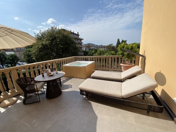 Suite | Private spa tub