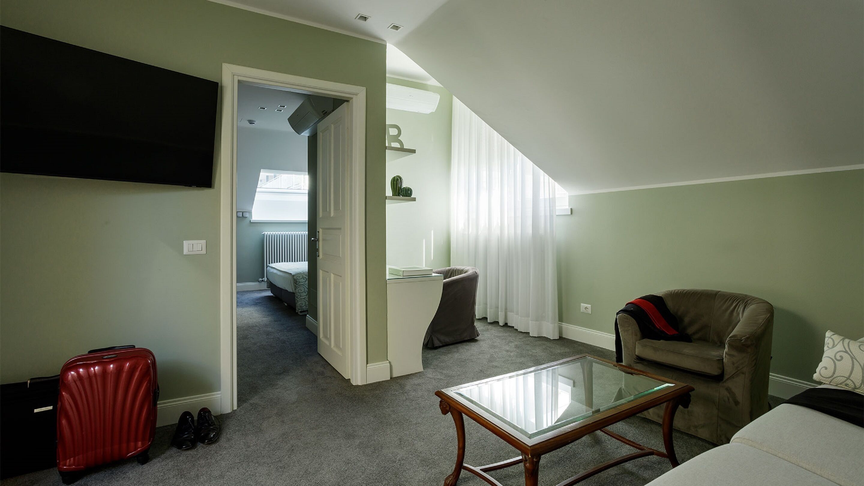 suite | living area | tv, pay films