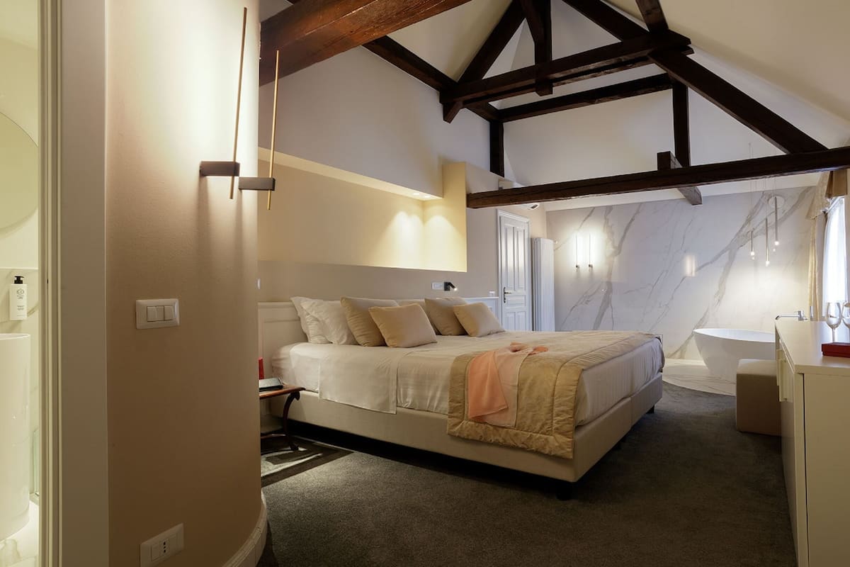 Deluxe Room | 1 bedroom, minibar, in-room safe, desk