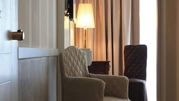 Hypo-allergenic bedding, in-room safe, desk, soundproofing