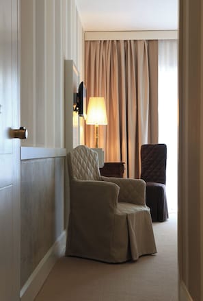 Hypo-allergenic bedding, in-room safe, desk, soundproofing