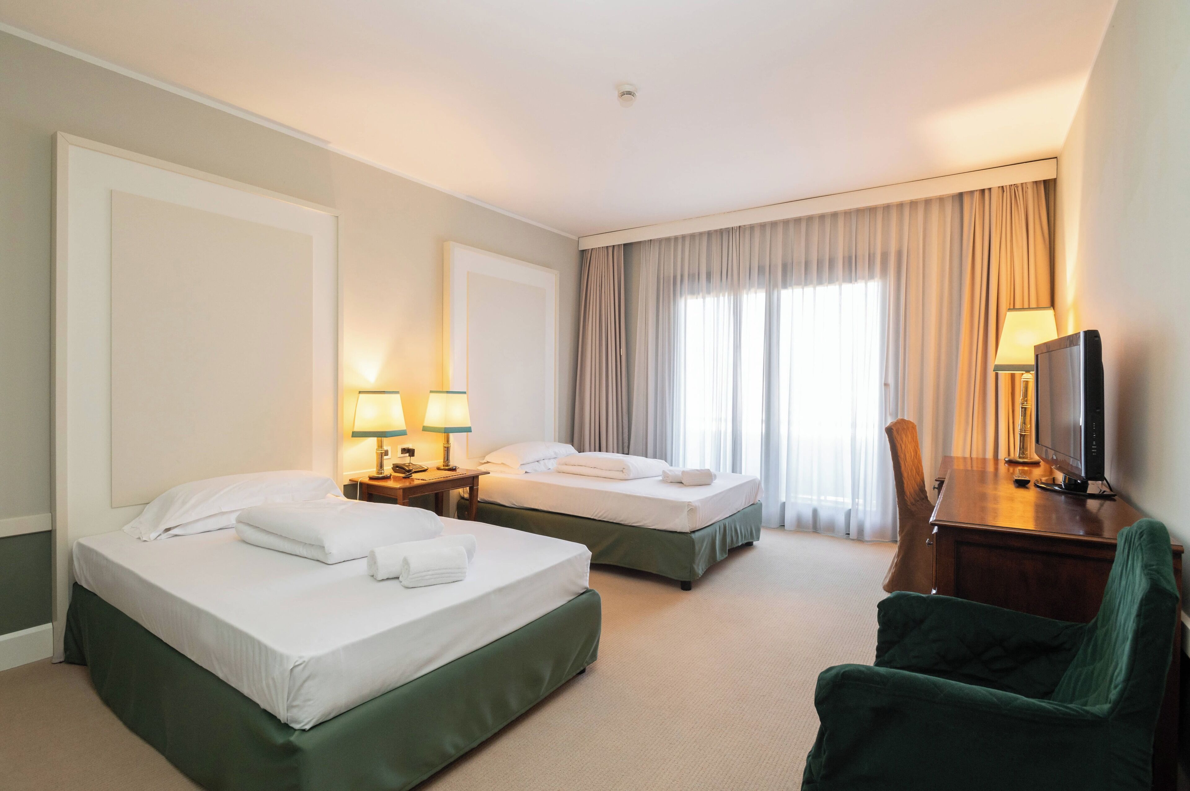 Hypoallergeen beddengoed, een kluis op de kamer, een bureau