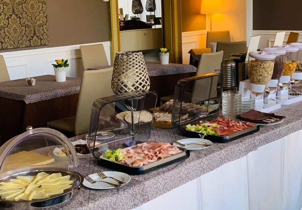 buffet breakfast on weekdays (eur 10 per person)