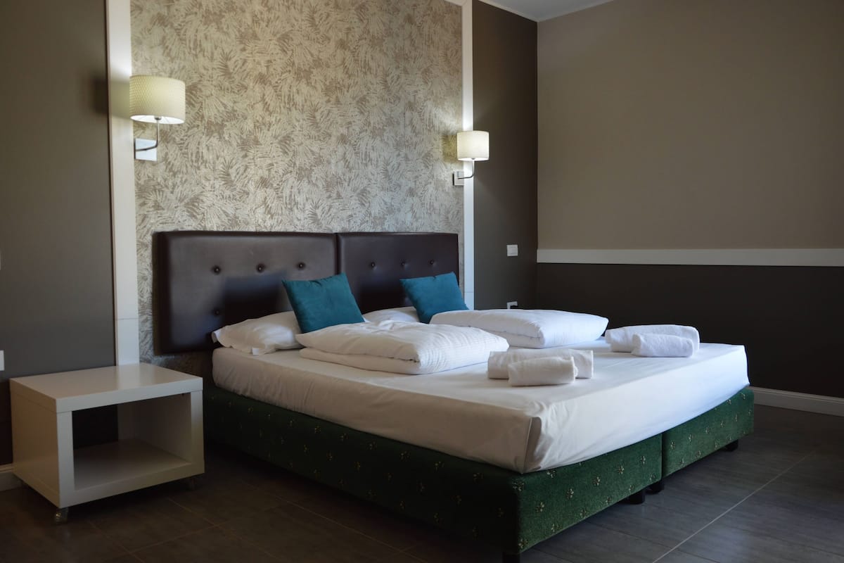 classic double room | bathroom | combined shower/bathtub, hair dryer, bidet, towels