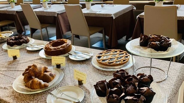 A buffet table with various desserts like cakes and pastries. - Blue Dream Hotel (Monselice)