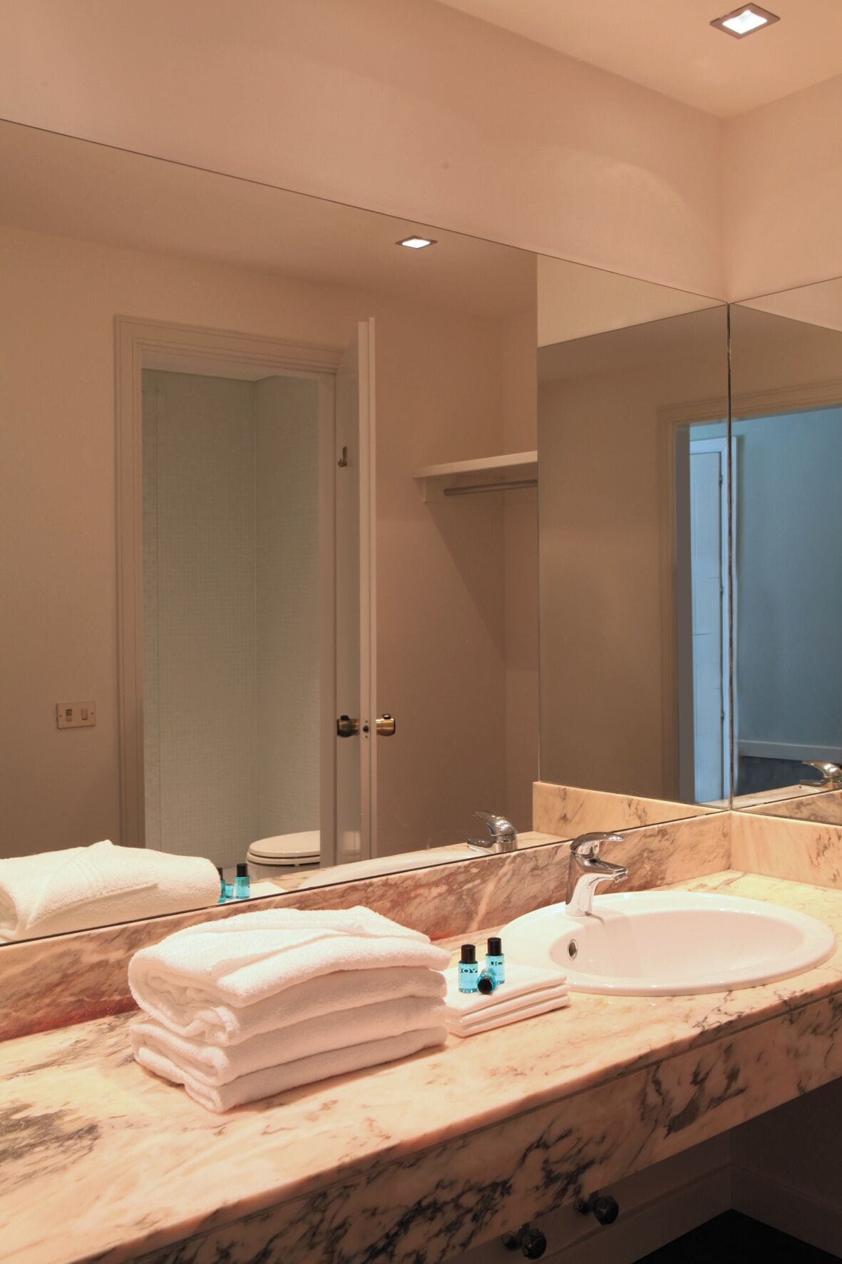 combined shower/bathtub, hair dryer, bidet, towels