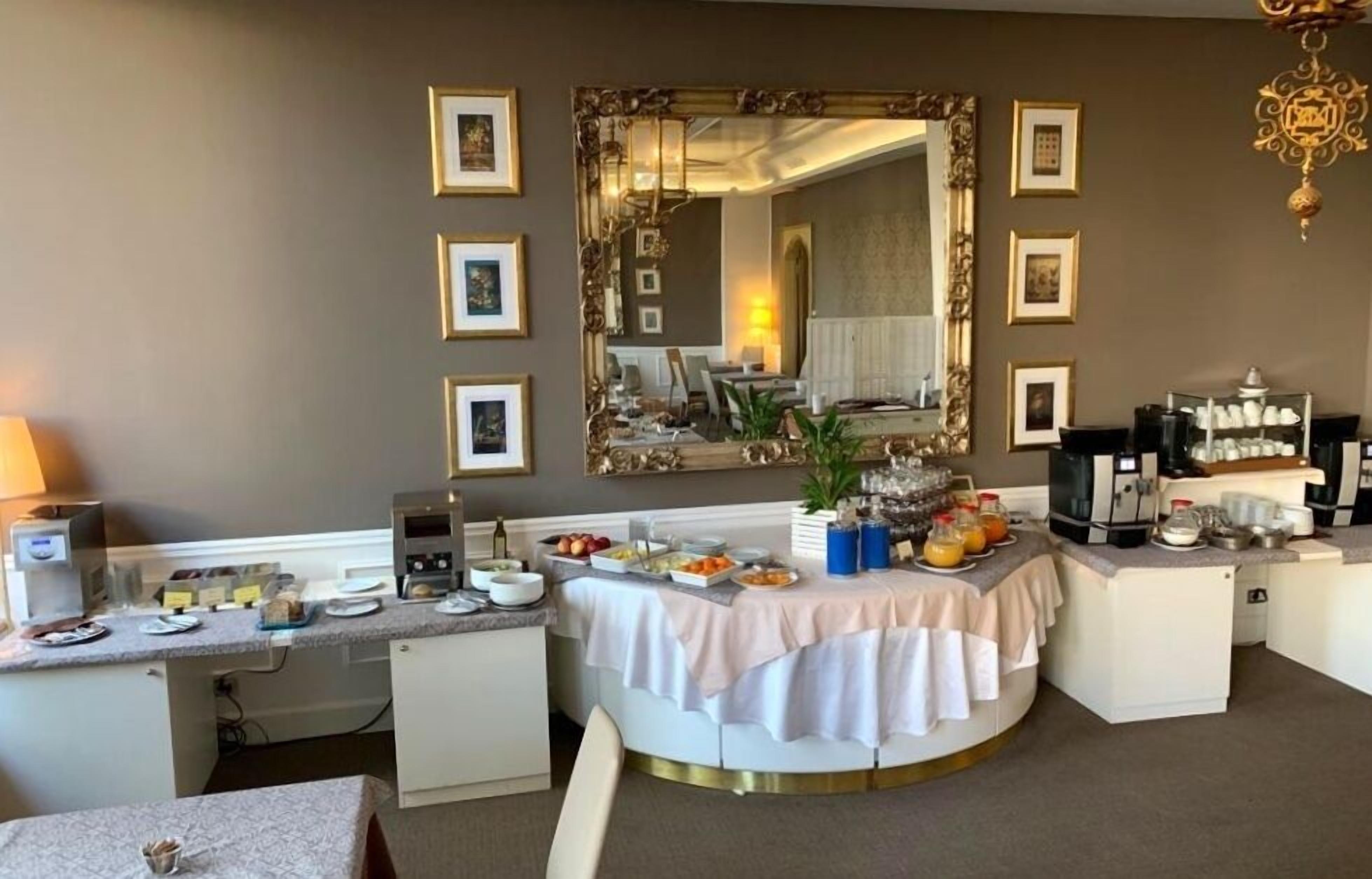 buffet breakfast on weekdays (eur 10 per person)