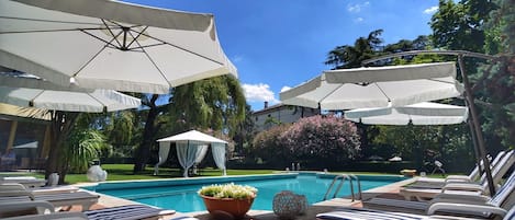 Una piscina al aire libre