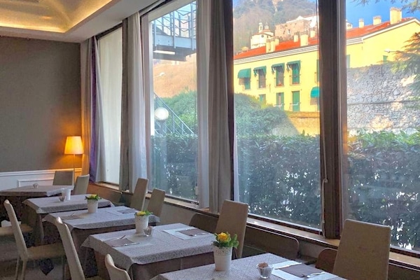 Colazione a buffet, servita nei giorni feriali (10 EUR a persona)