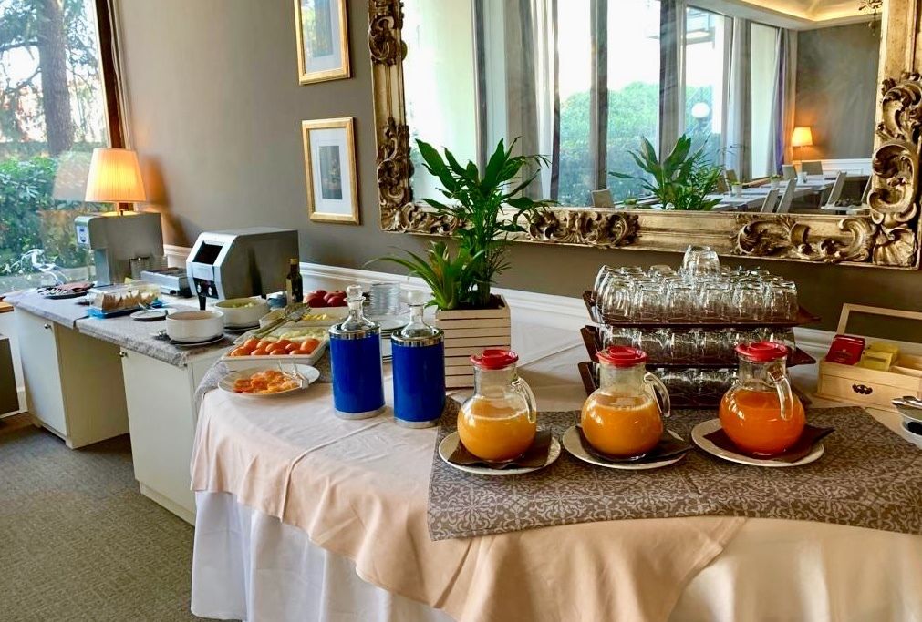 buffet breakfast on weekdays (eur 10 per person)