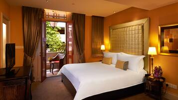 Executive Room, Balcony | Minibar, in-room safe, desk, soundproofing