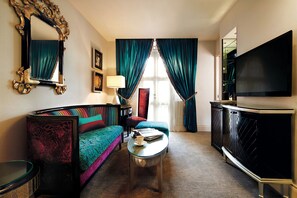 Suite, 1 kingsize-seng (Theme) | Minibar, safe på rommet, skrivebord og lydisolert