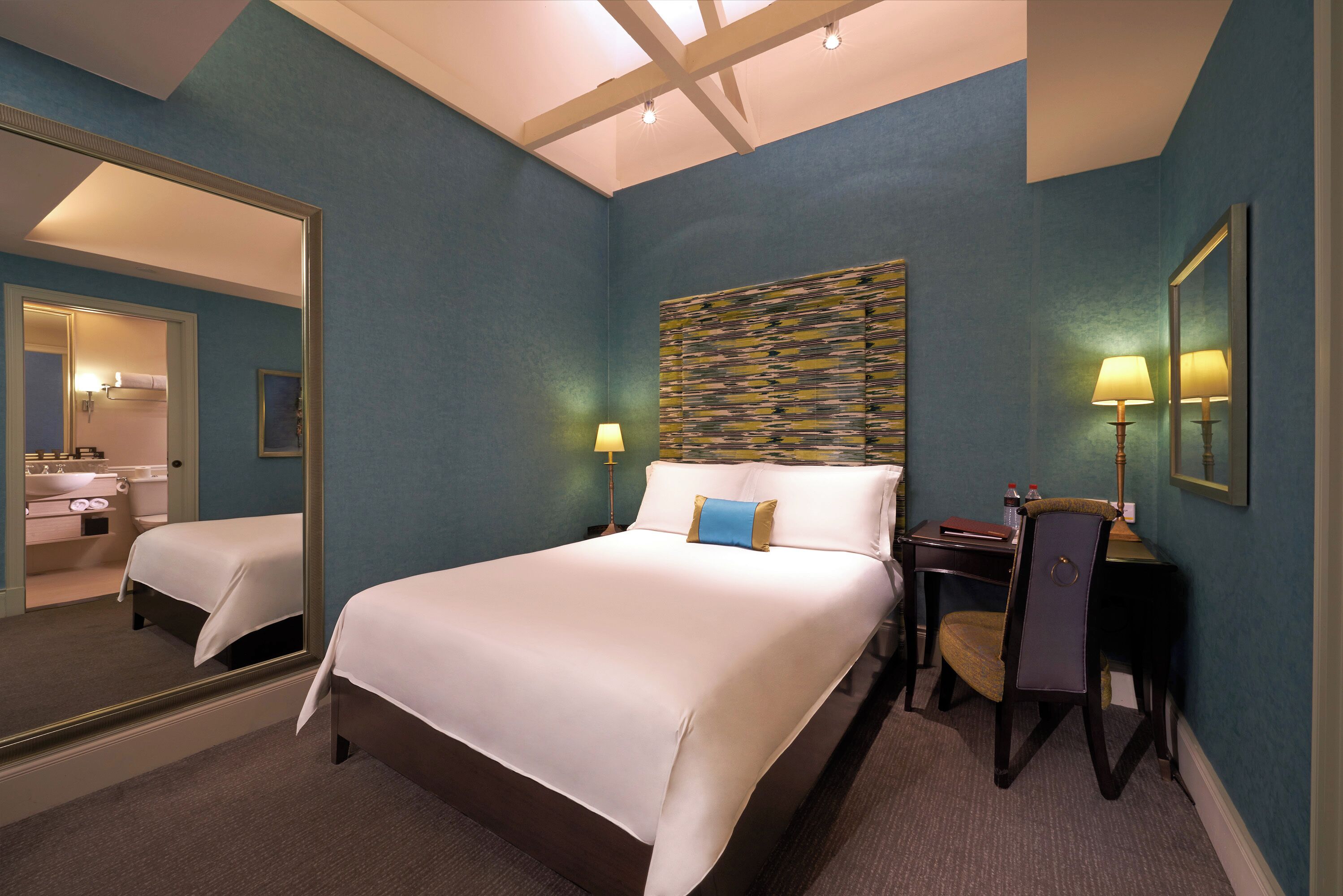 Minibar, pengeskab på værelset, skrivebord, lydisolering