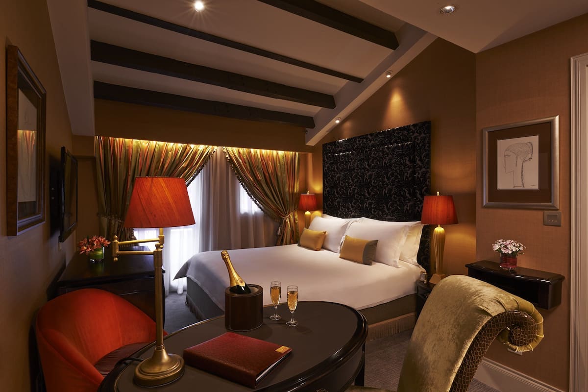 Premium Room (Windows subject to availability) | Minibar, in-room safe, desk, soundproofing