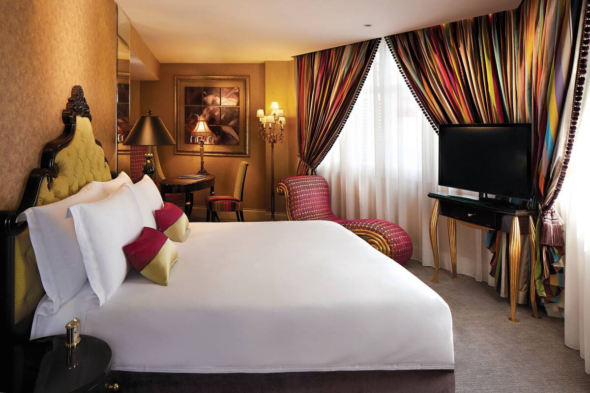 Theme Suite | Minibar, in-room safe, desk, soundproofing