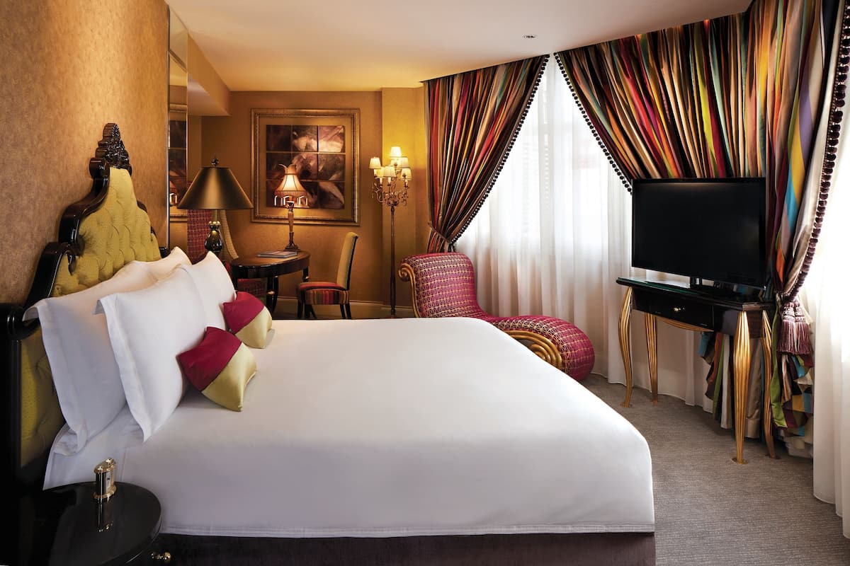Theme Suite | 1 bedroom, minibar, in-room safe, desk